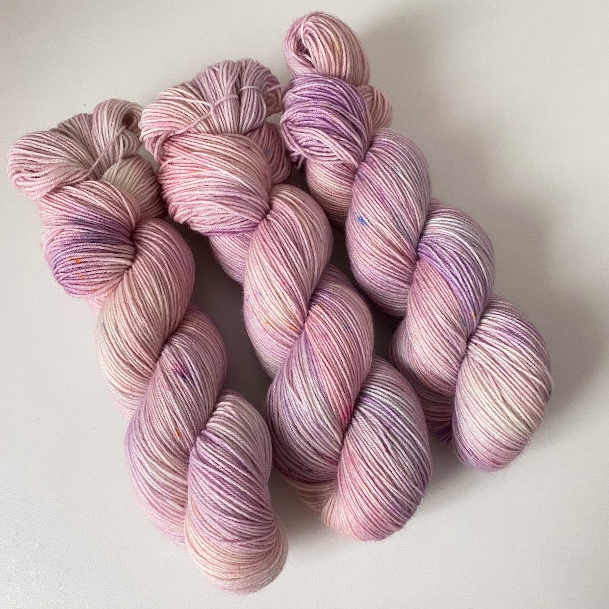 Handgefärbte Sockenwolle 4-fach.