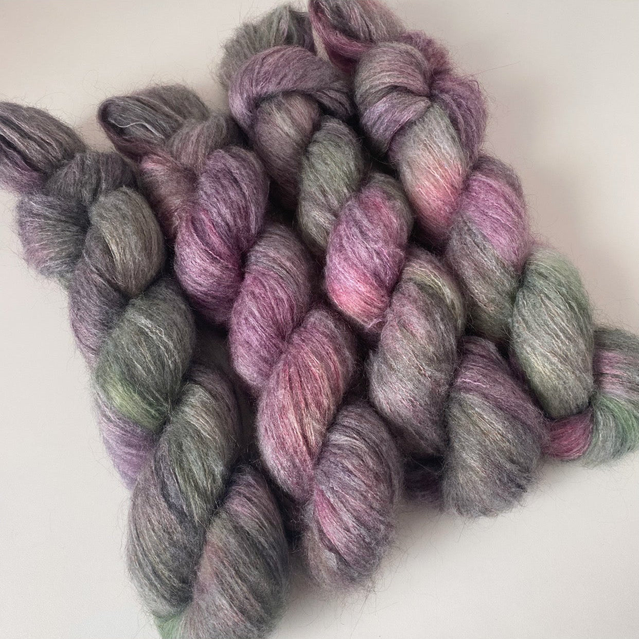 Handgefärbte Kidmohair mit Polyamid.