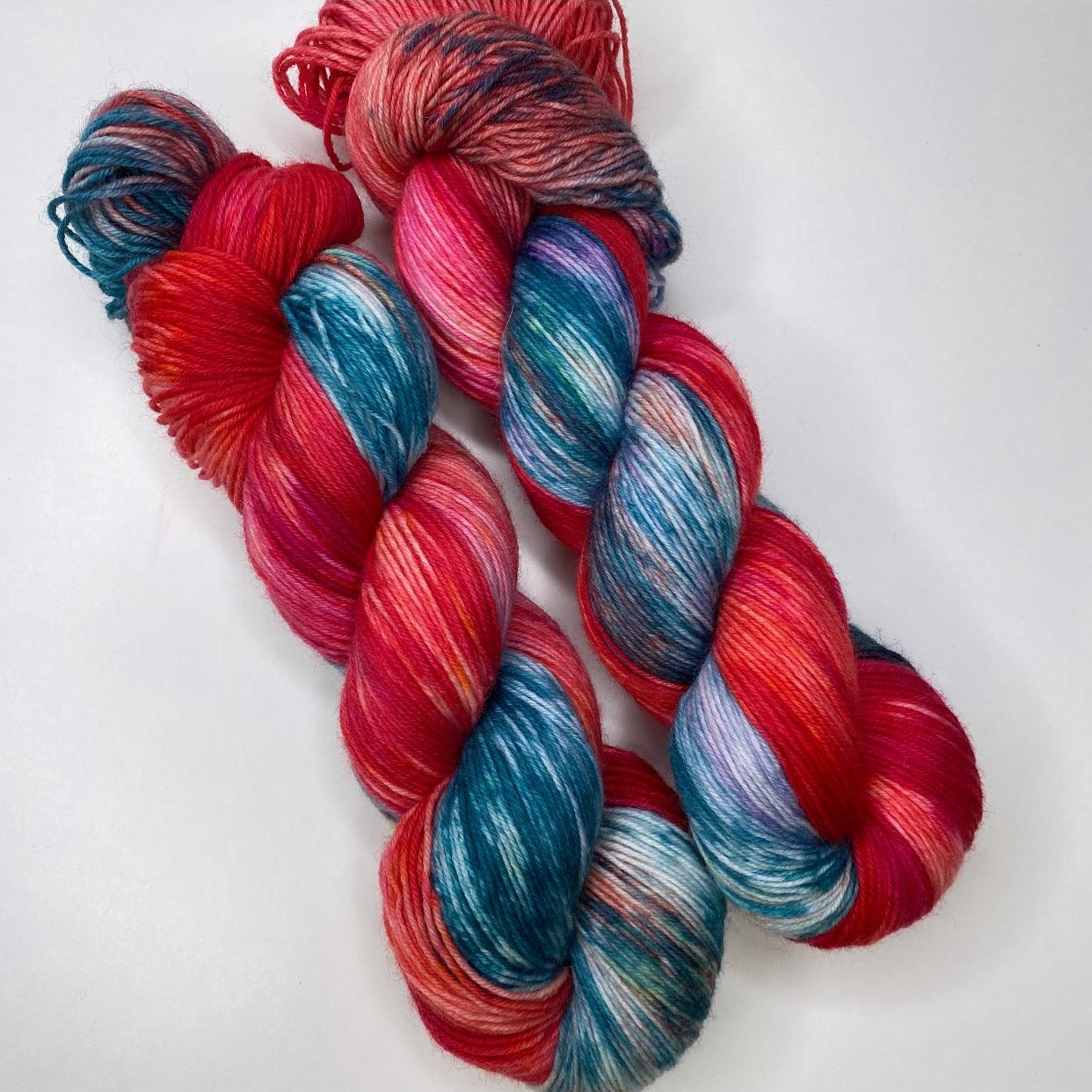 Handgefärbte Sockenwolle 4-fach.