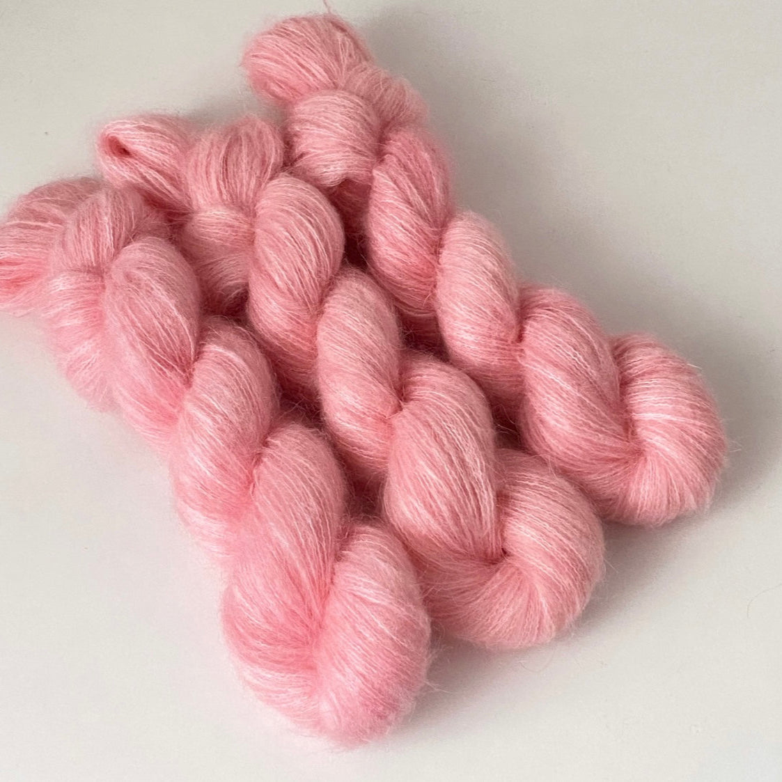 Handgefärbte Kidmohair mit Polyamid.