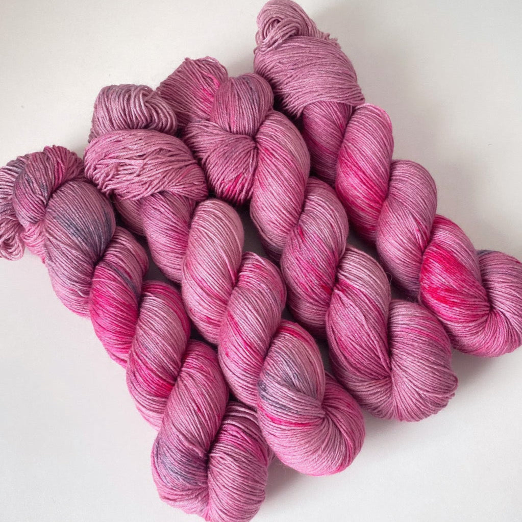 Handgefärbte Merinowolle mit Seide.