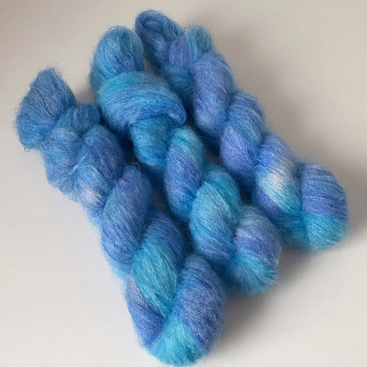 Handgefärbte Kidmohair mit Polyaimid.
