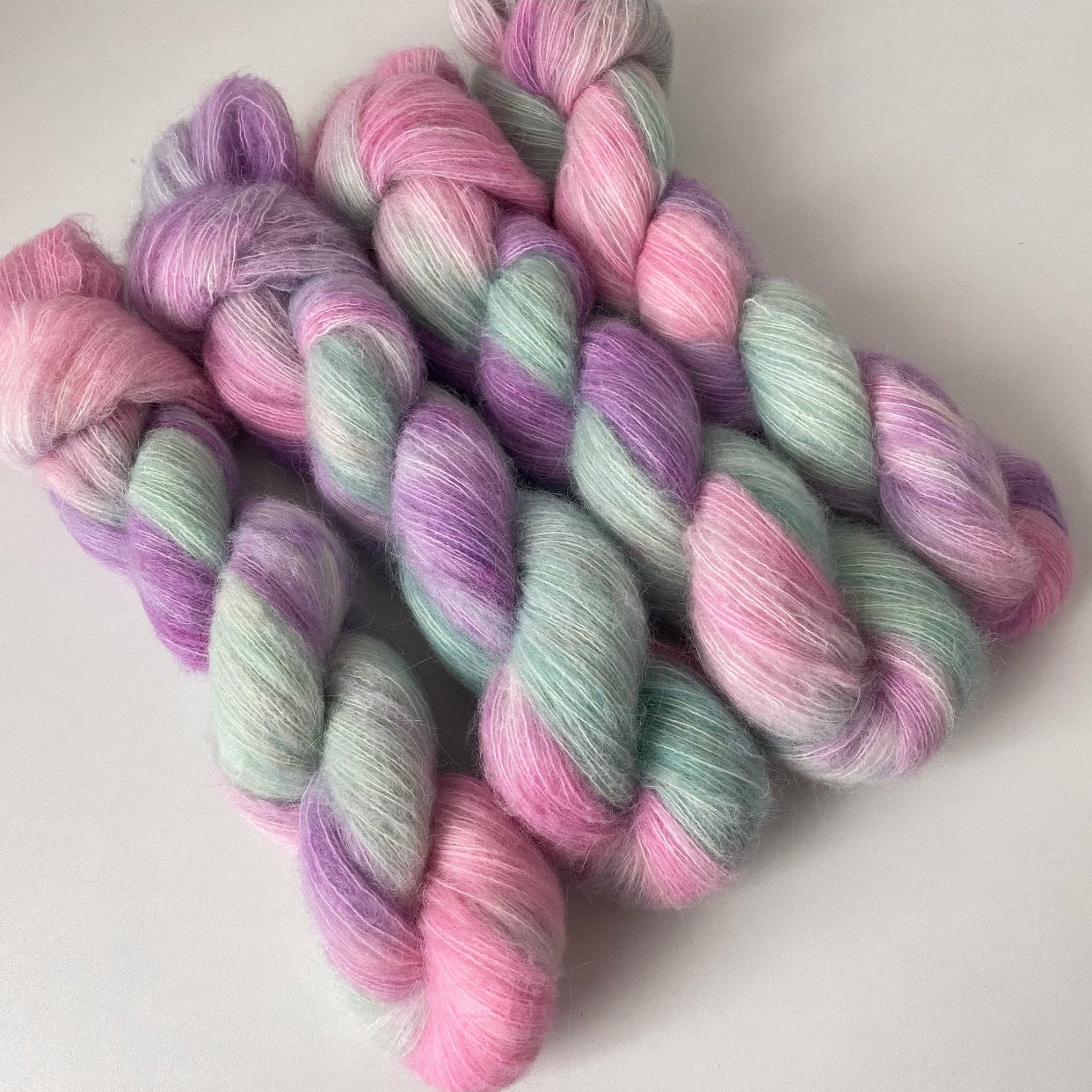 Handgefärbte Alpaka Baby mit Merinowolle.