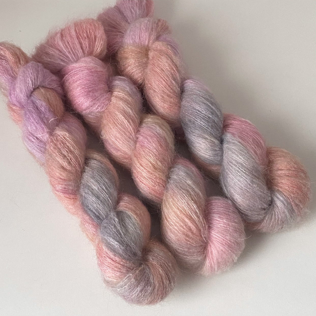 Handgefärbte Kidmohair mit Polyaimid.