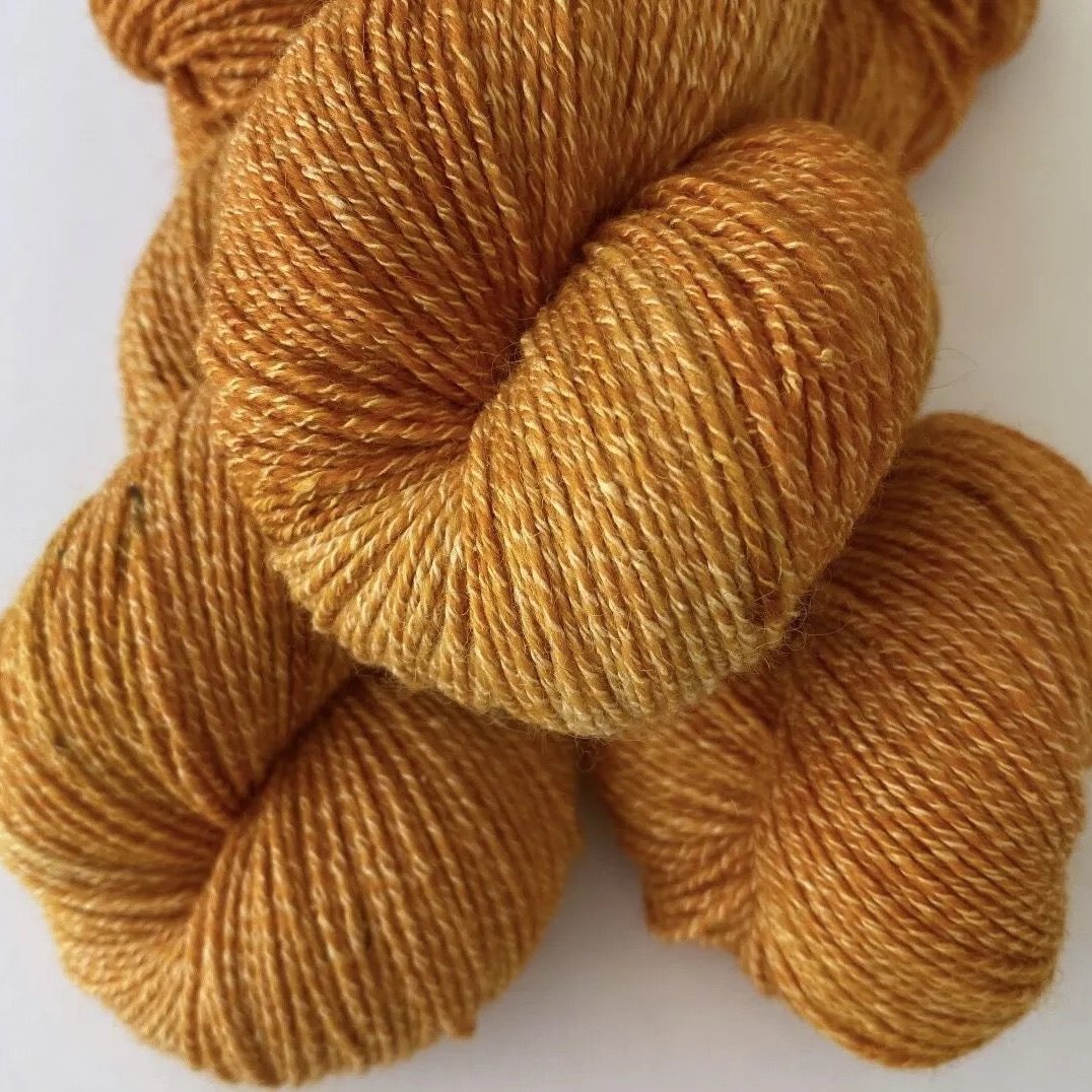 Handgefärbte Schurwolle mit Seide.