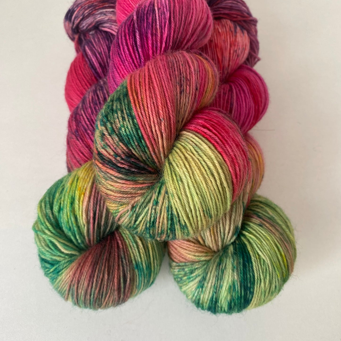 Handgefärbte Sockenwolle 4-fach.