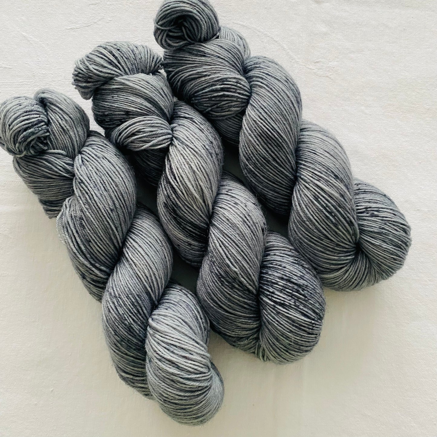 Handgefärbte Sockenwolle 4-fach.