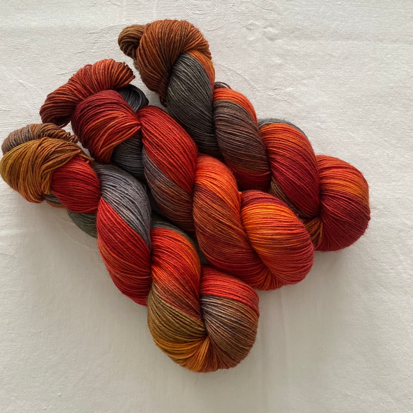 Handgefärbte Sockenwolle 4-fach.