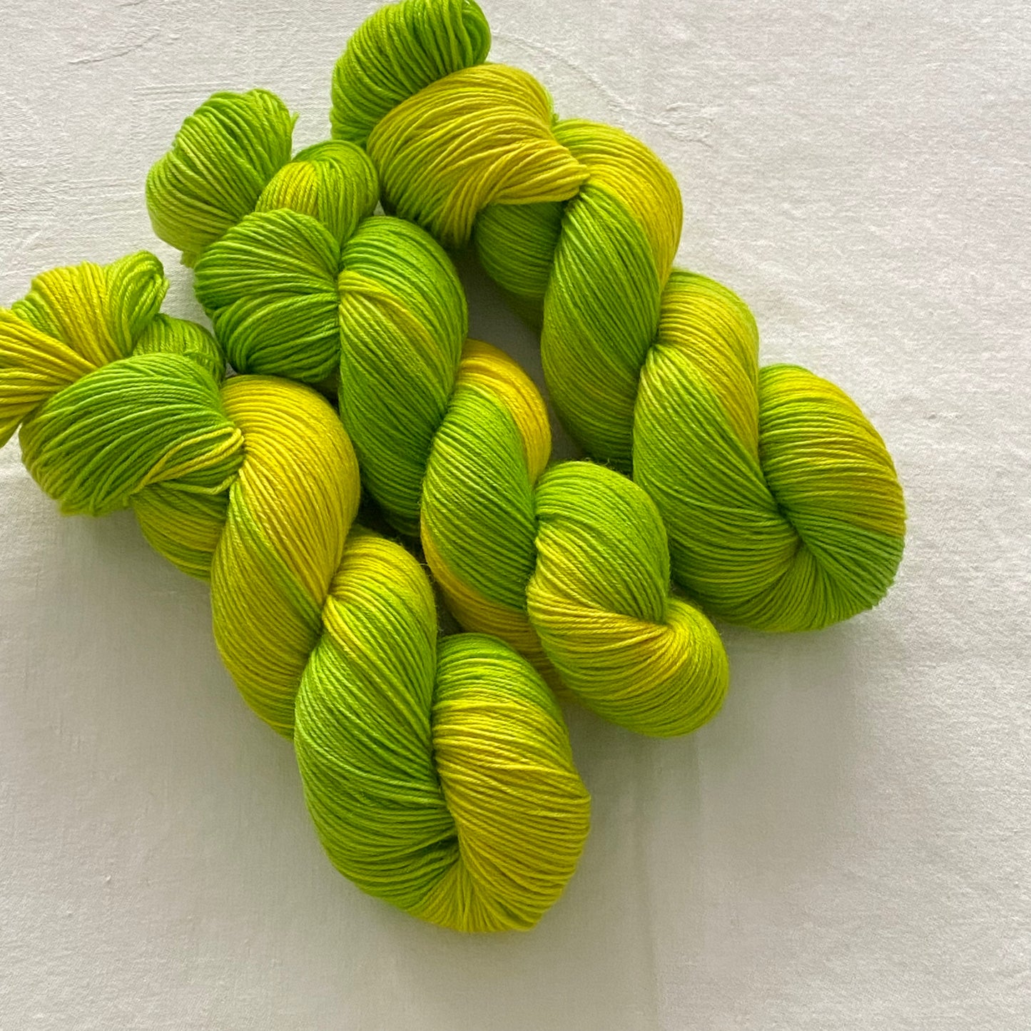 Handgefärbte Sockenwolle 4-fach.