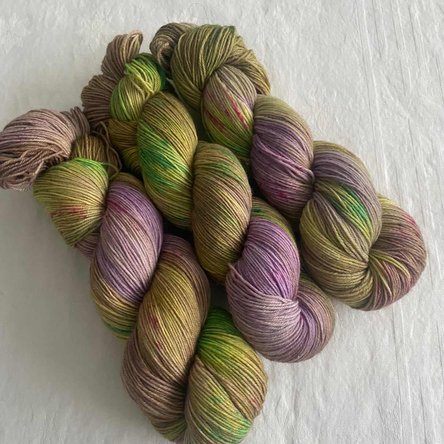 Handgefärbte Sockenwolle 4-fach.