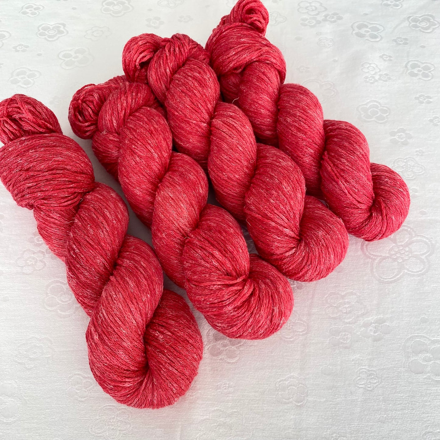 Handgefärbte Merinowolle mit Seide mit Leinen.