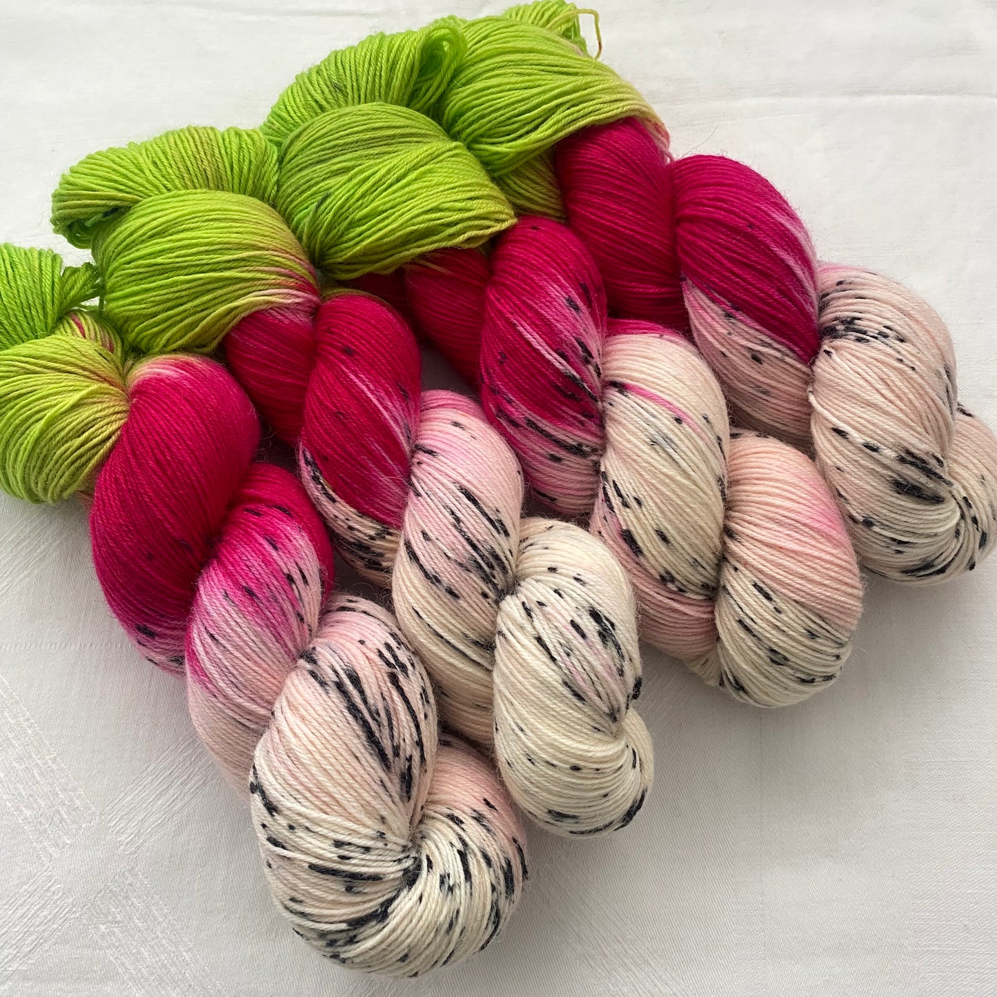 Handgefärbte Sockenwolle 4-fach ,,Drachenfrucht,,