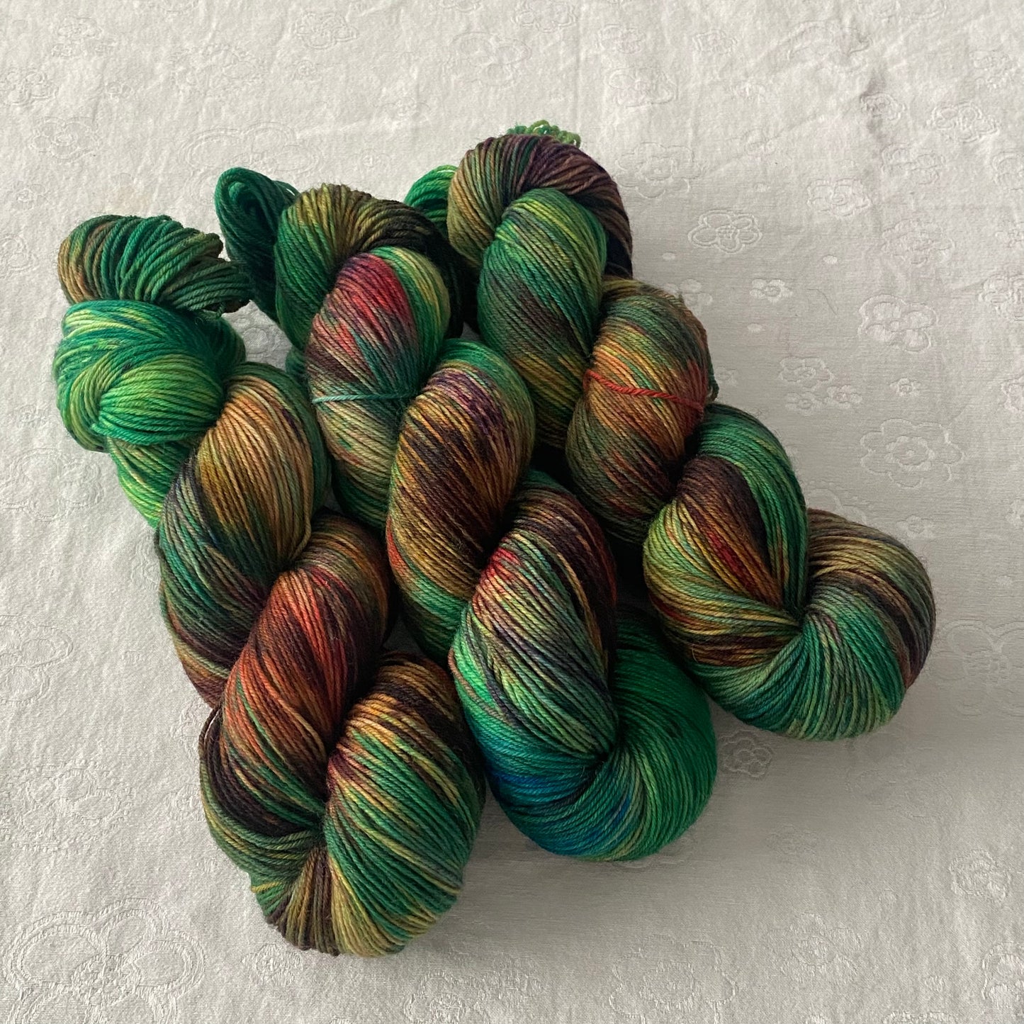 Handgefärbte Sockenwolle 4-fach.