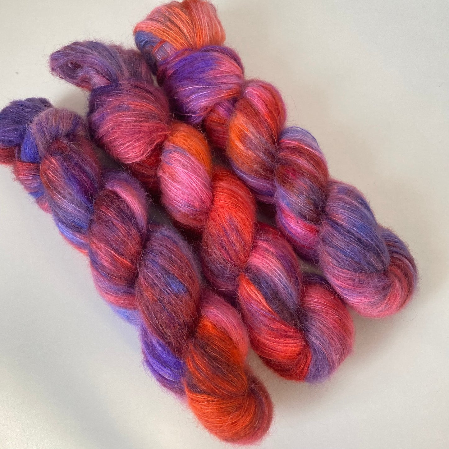 Handgefärbte Alpaka Baby mit Merinowolle.