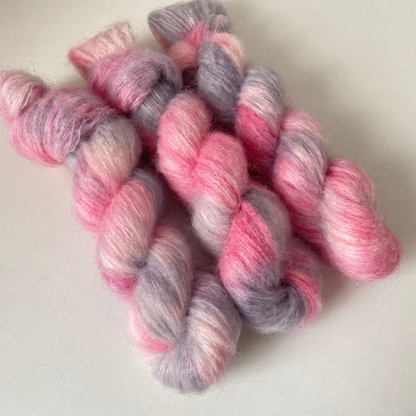 Handgefärbte Kidmohair mit Polyamid.