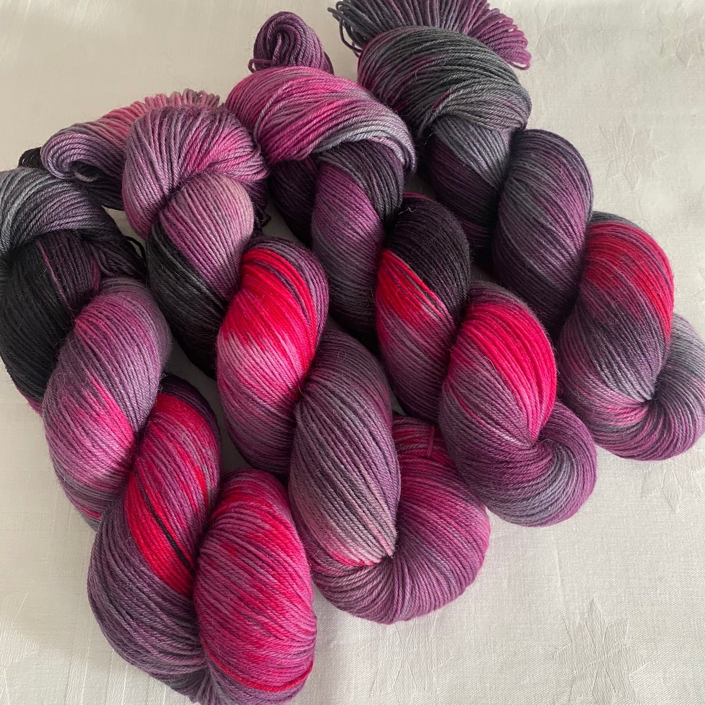 Handgefärbte Sockenwolle 4-fach.