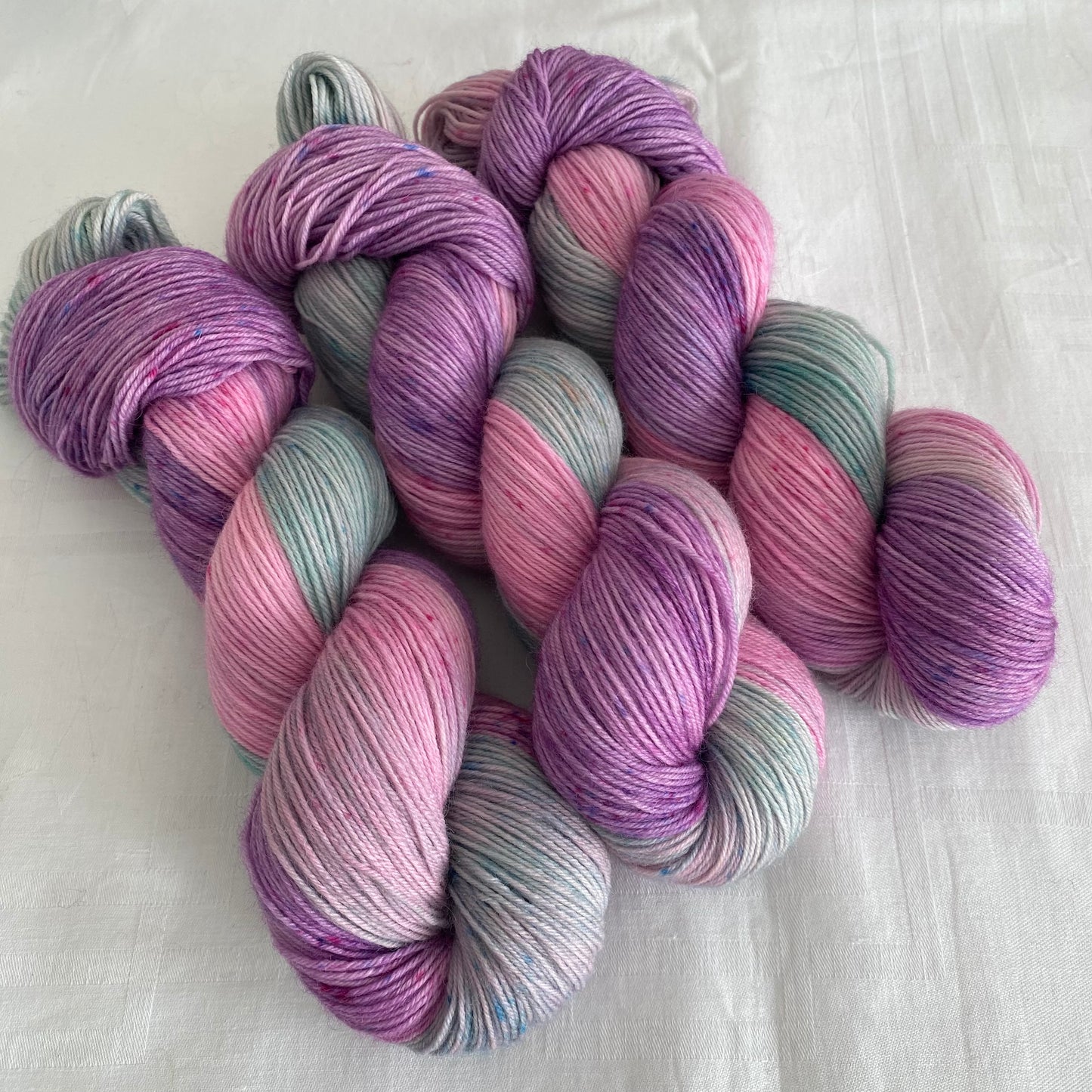 Handgefärbte Sockenwolle 4-fach.