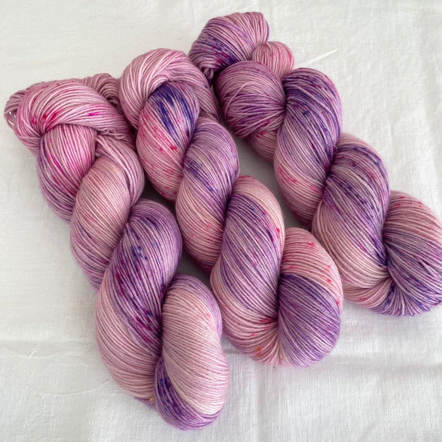Handgefärbte Sockenwolle 4-fach.