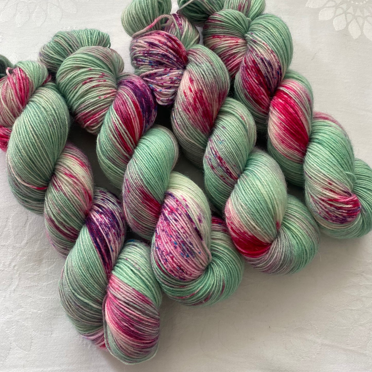 Handgefärbte Sockenwolle 4-fach ,,Tulpe,,