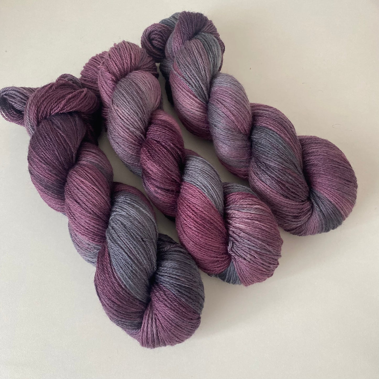 Handgefärbte Merinowolle mit Seide.