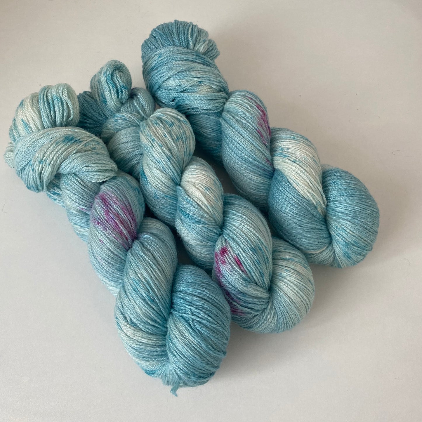 Handgefärbte Merinowolle mit Seide.