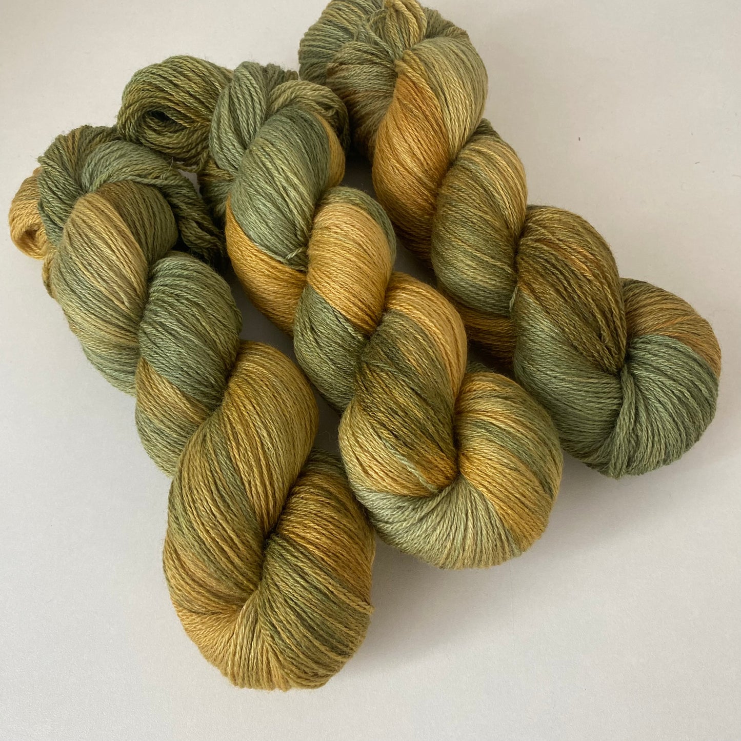 Handgefärbte Merinowolle mit Seide.