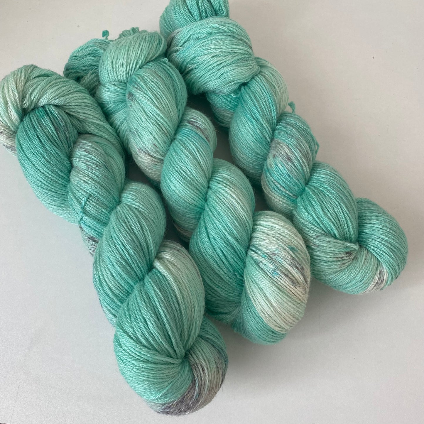 Handgefärbte Merinowolle mit Seide.