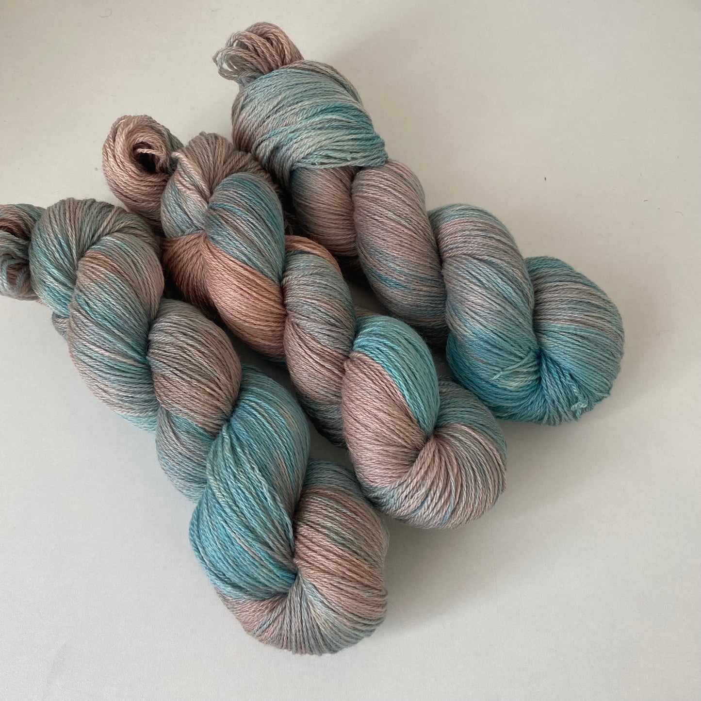 Handgefärbte Merinowolle mit Seide.