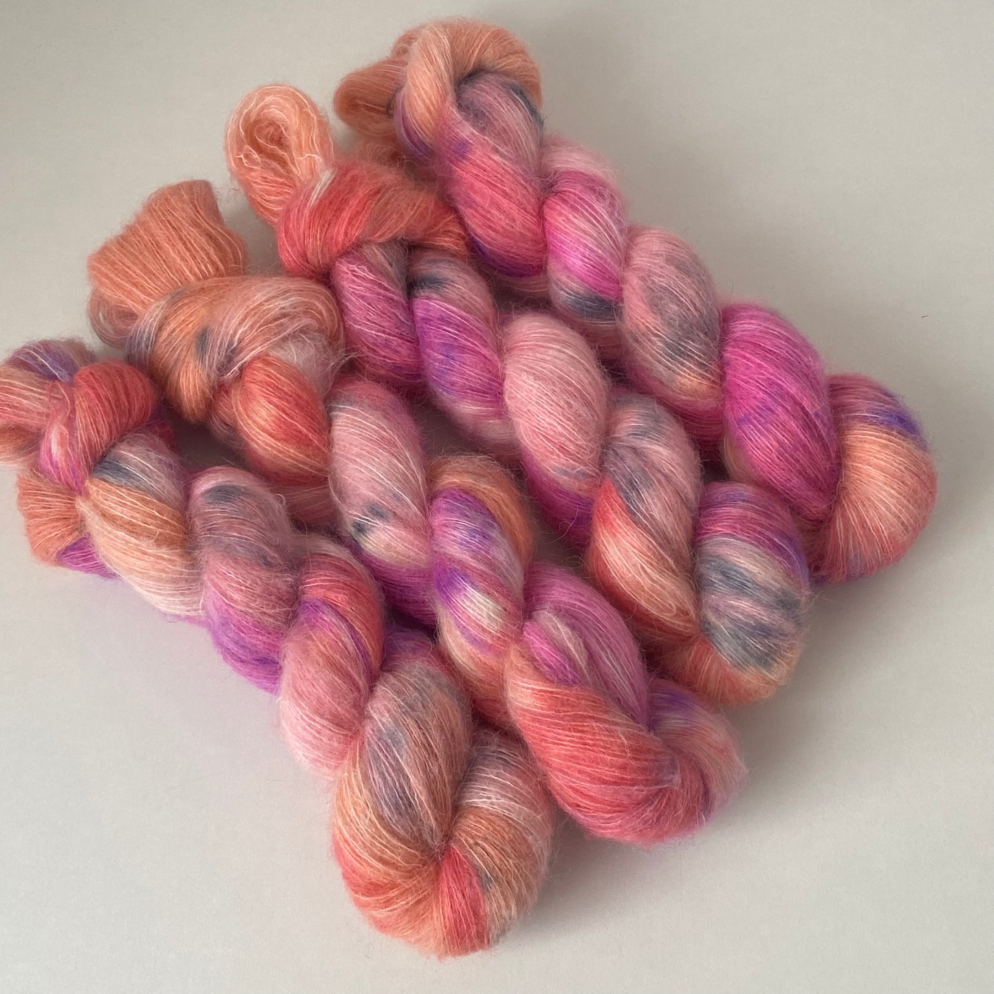 Handgefärbte Alpaka Baby mit Merinowolle.