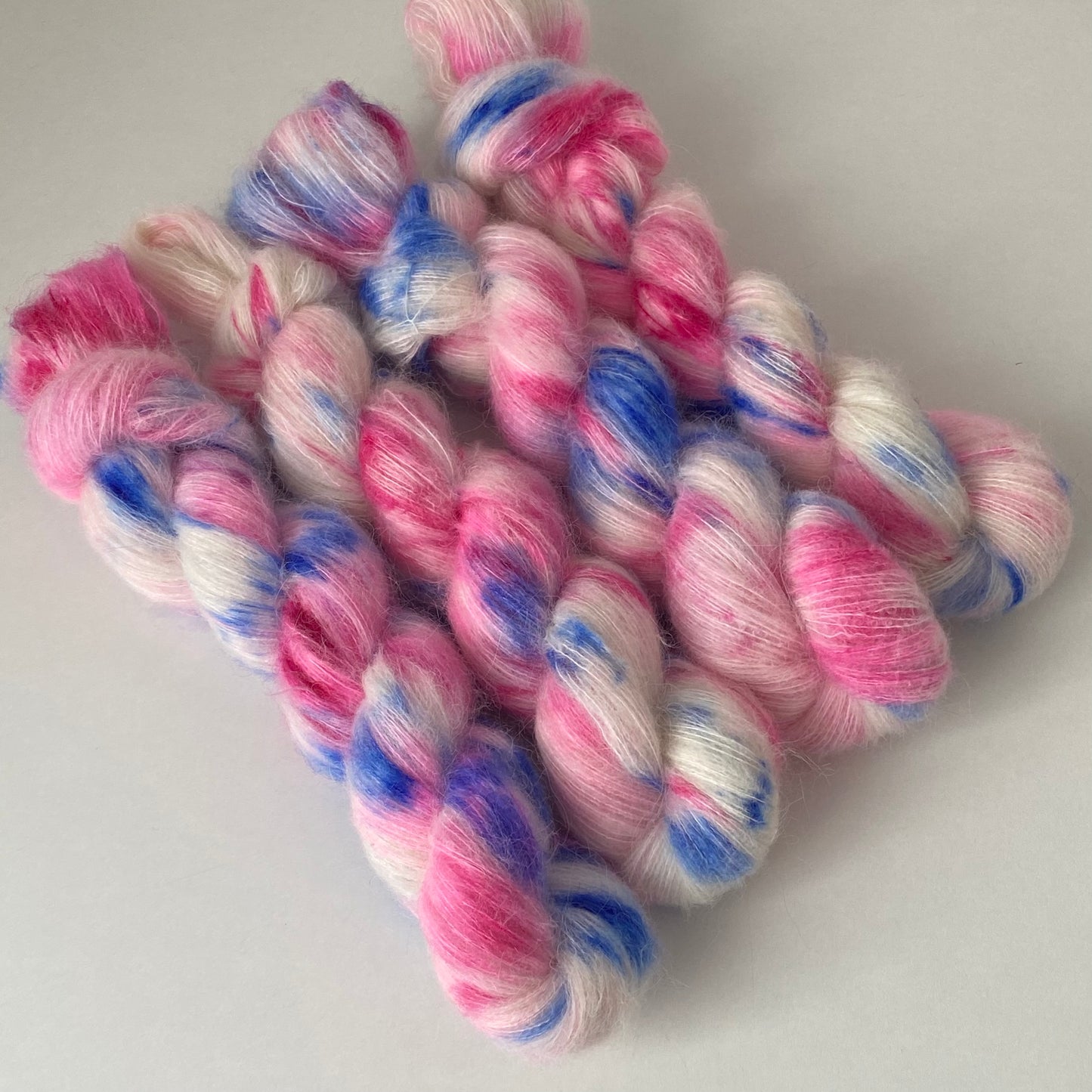 Handgefärbte Alpaka Baby mit Merinowolle.