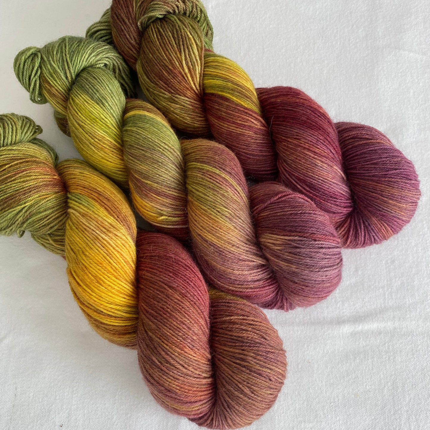 Handgefärbte Sockenwolle 4-fach.