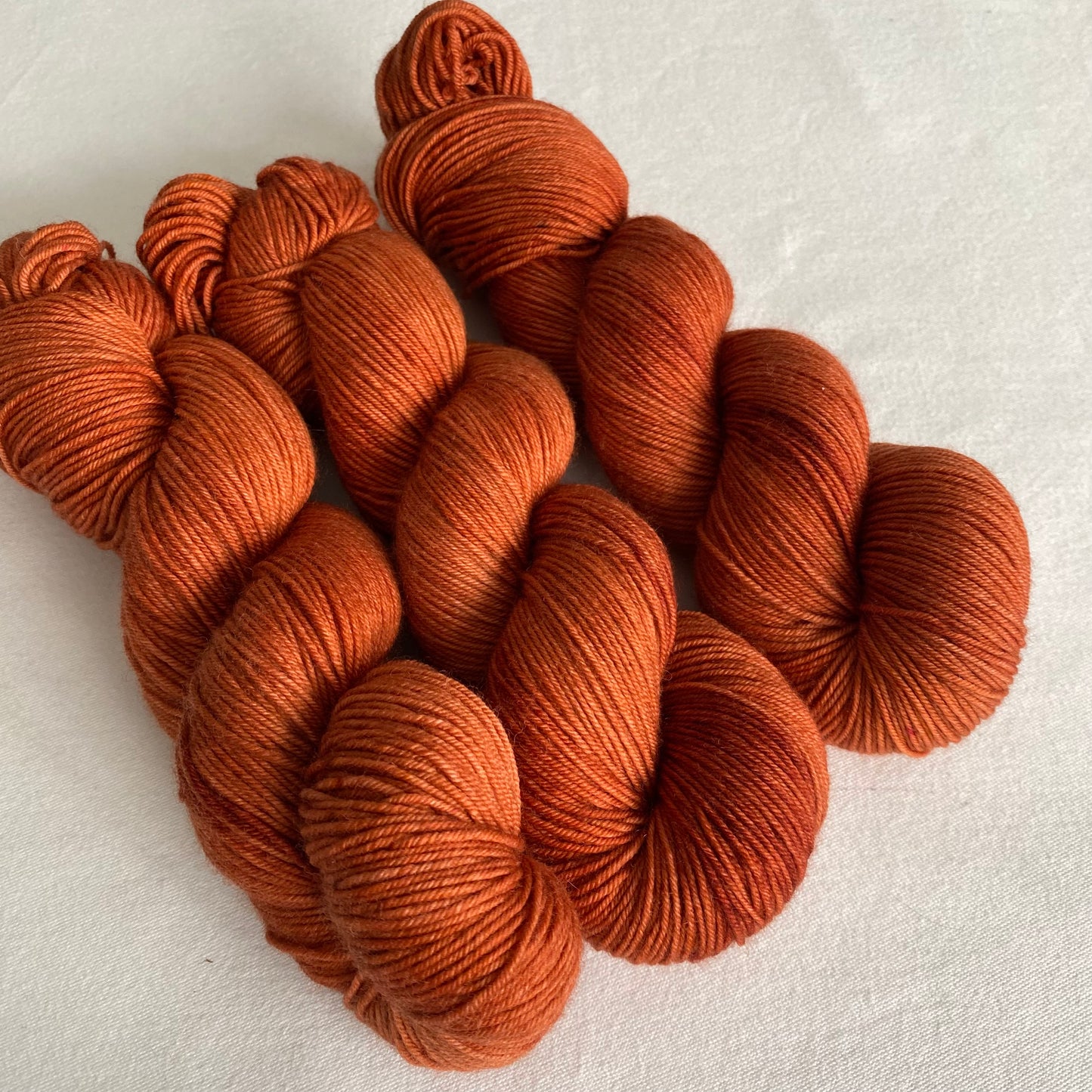 Handgefärbte Merinowolle.