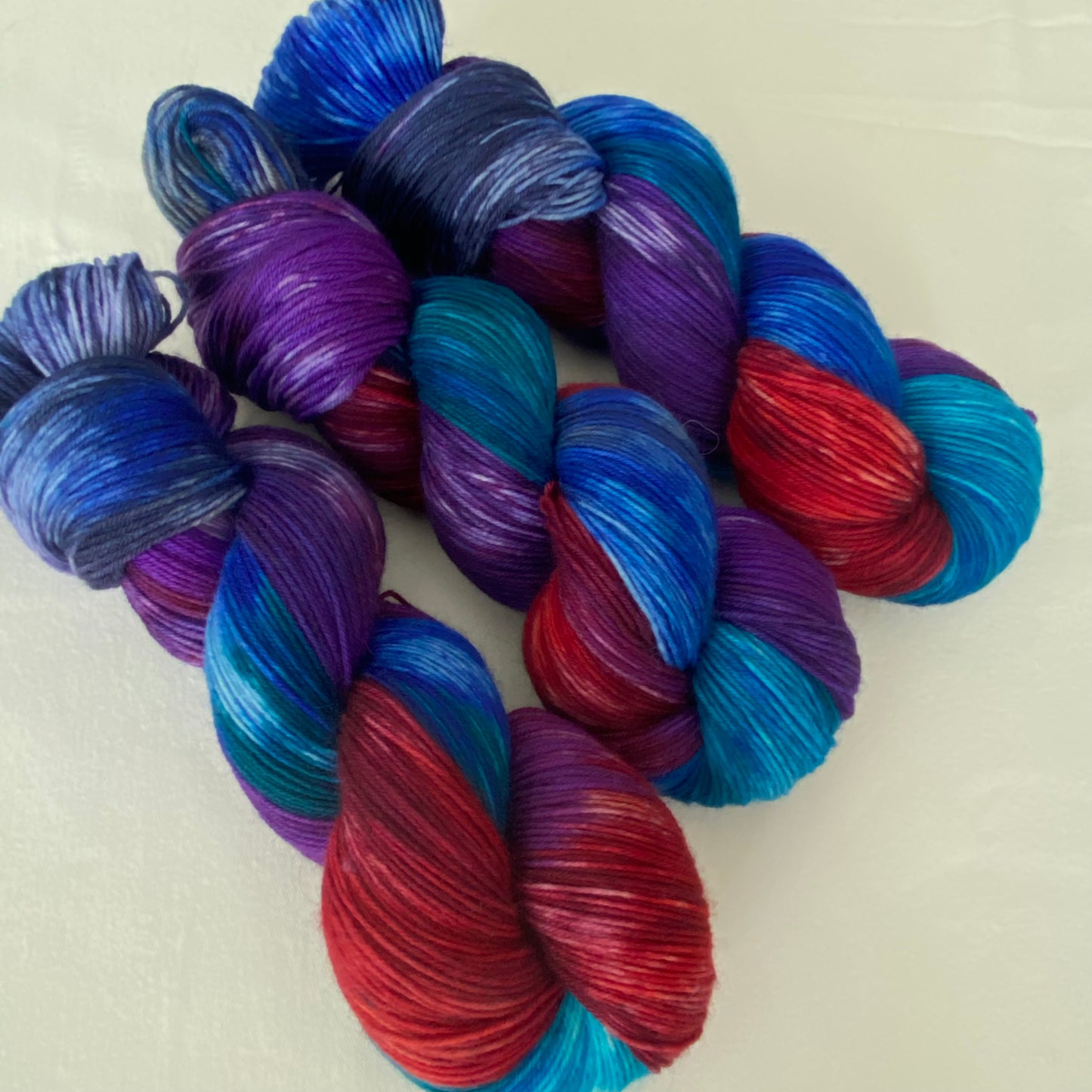 Handgefärbte Sockenwolle 4-fach.