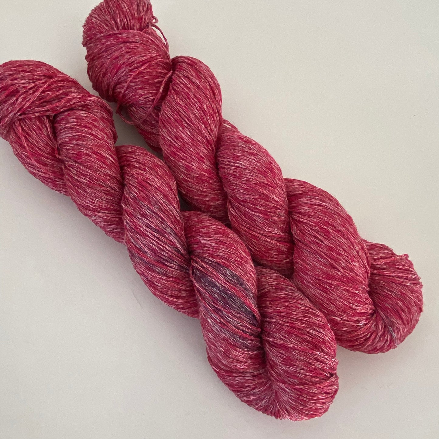 Handgefärbte Maulbeerseide mit Leinen.