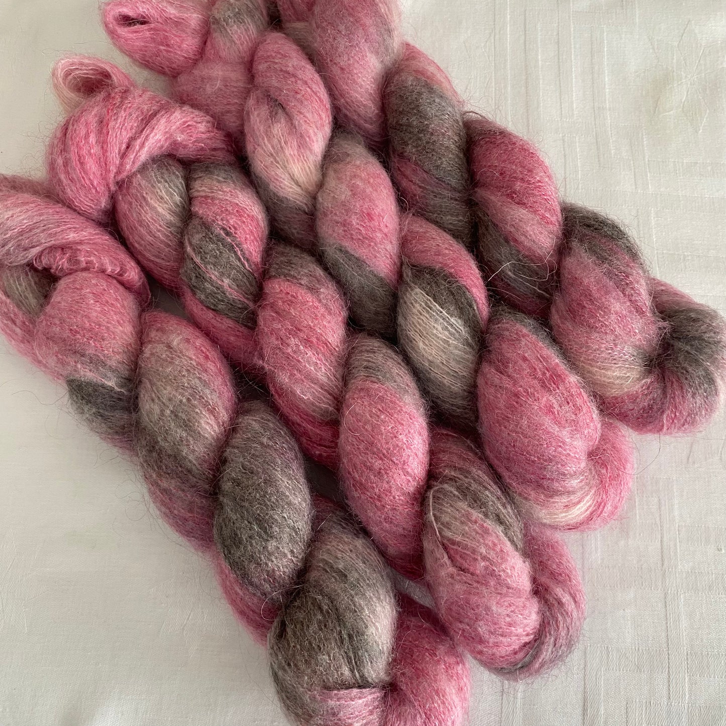 Handgefärbte Kidmohair mit Polyaimid.