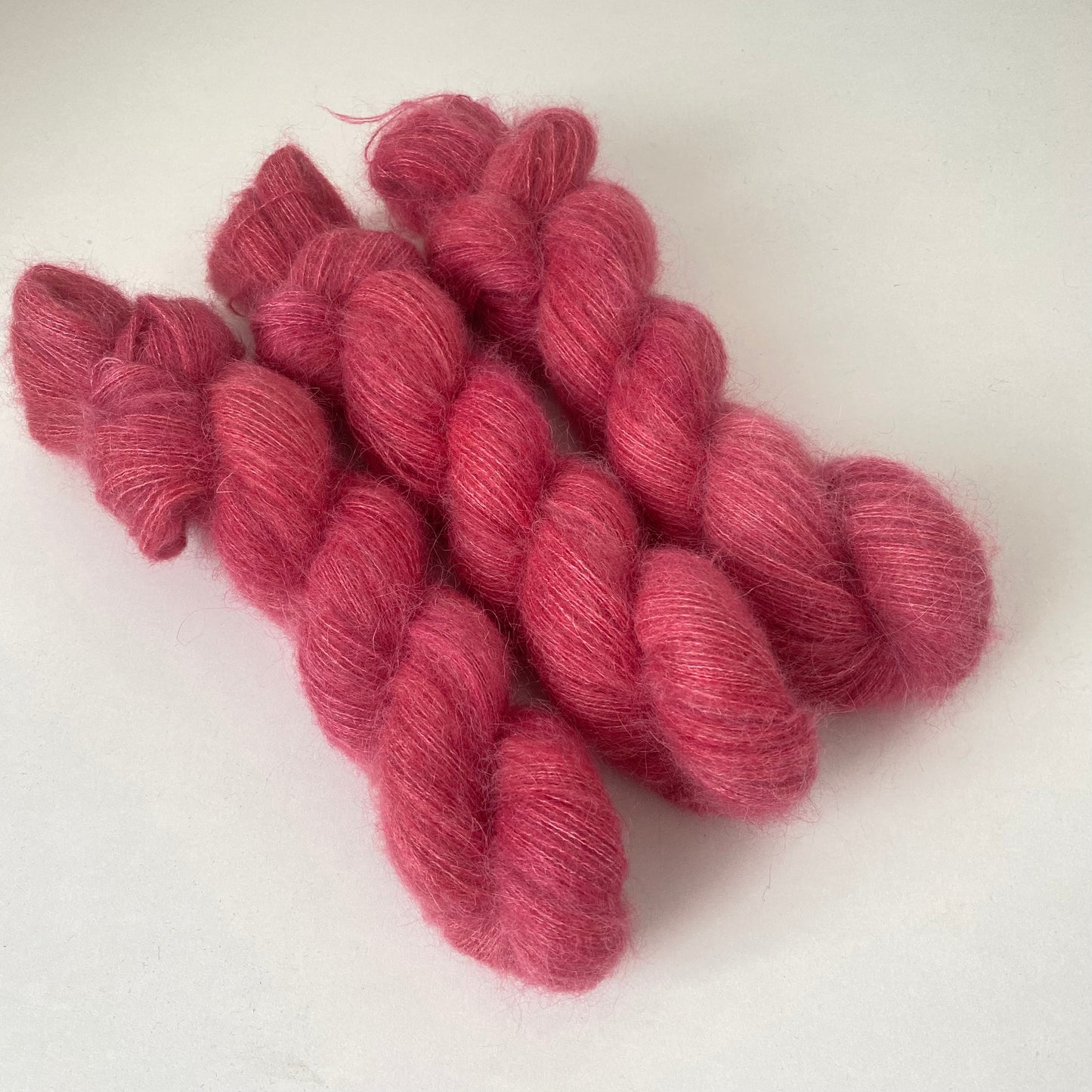Handgefärbte Kidmohair mit Seide.