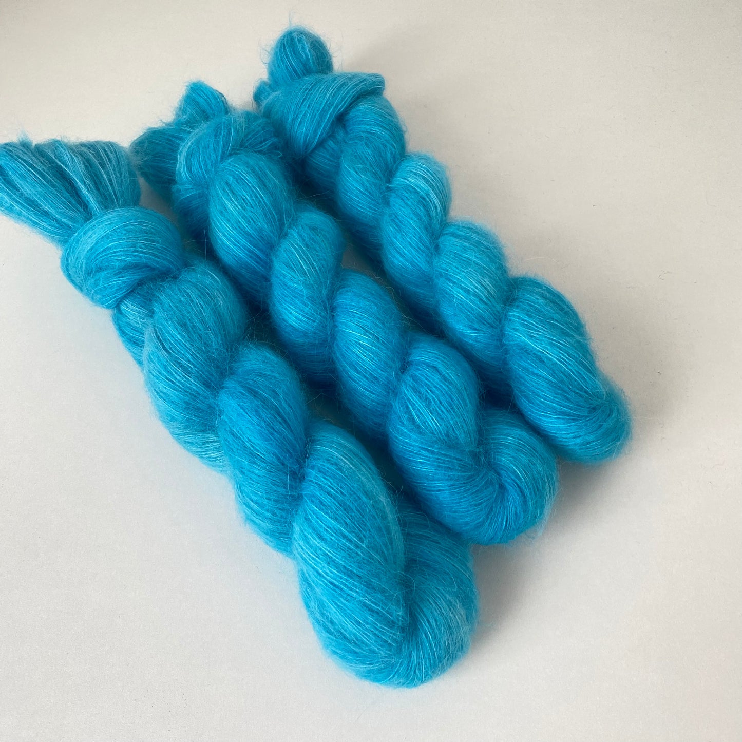 Handgefärbte Alpaka Baby mit Merinowolle.