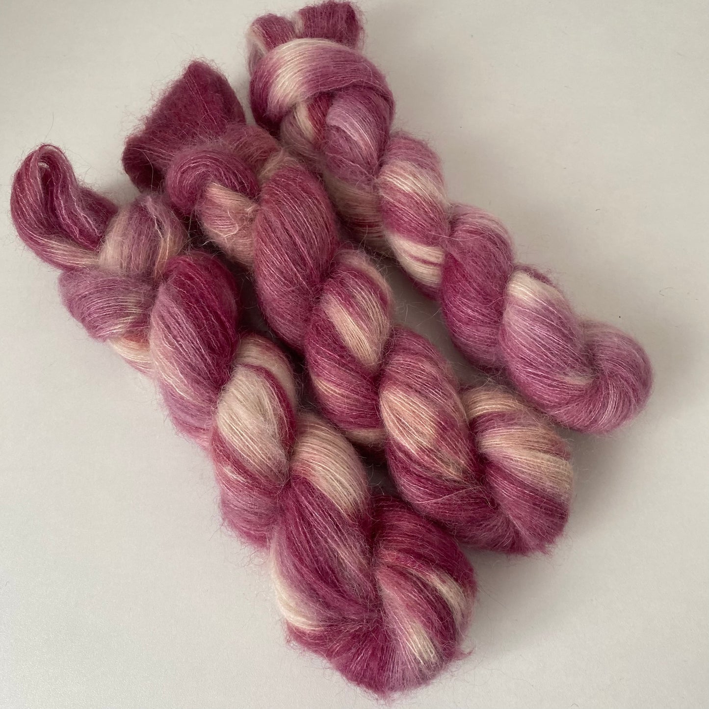 Handgefärbte Kidmohair mit Seide.