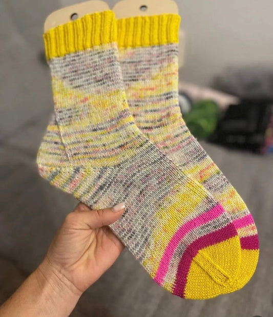 Socken aus meiner handgefärbten Wolle.