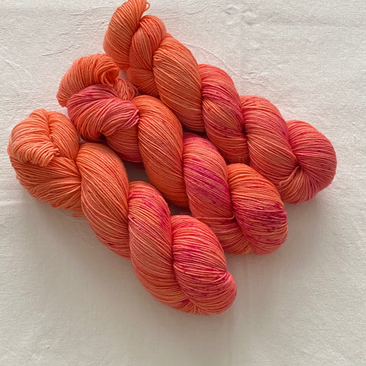 Handgefärbte  Sockenwolle 4-fach.