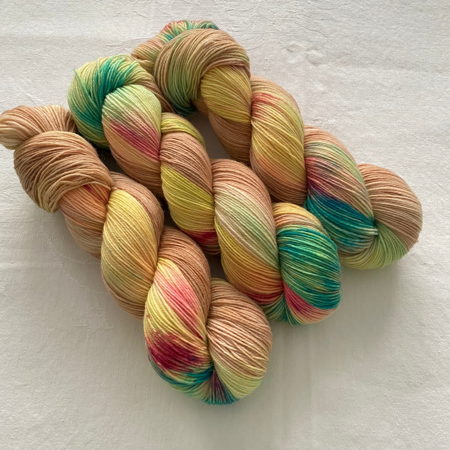 Handgefärbte  Sockenwolle 4-fach.