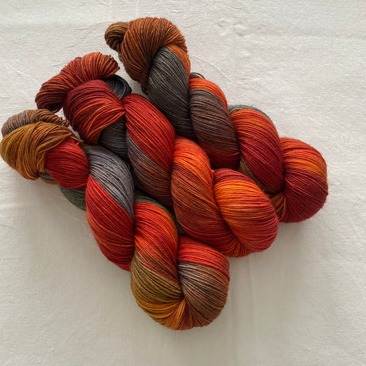 Handgefärbte  Sockenwolle 4-fach.