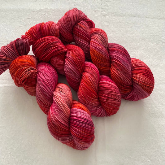 Handgefärbte  Sockenwolle 4-fach.