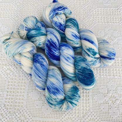 Handgefärbte  Sockenwolle 4-fach.