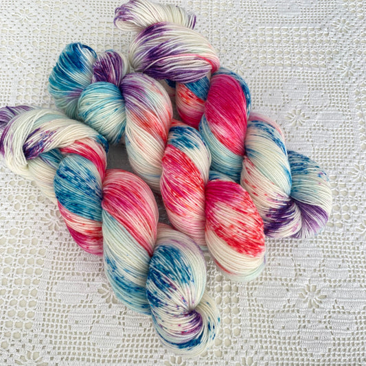 Handgefärbte  Sockenwolle 4-fach.