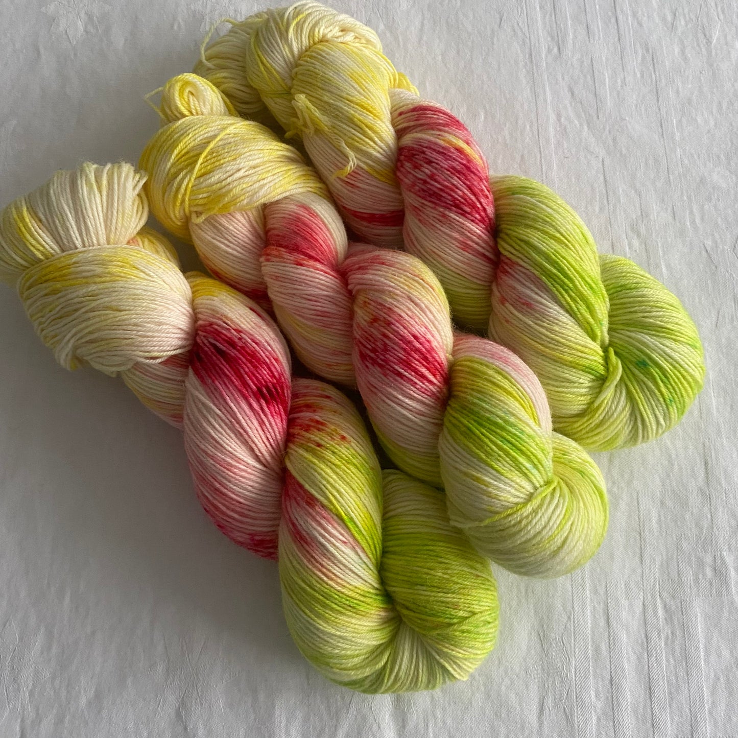 Handgefärbte Sockenwolle 4-fach.