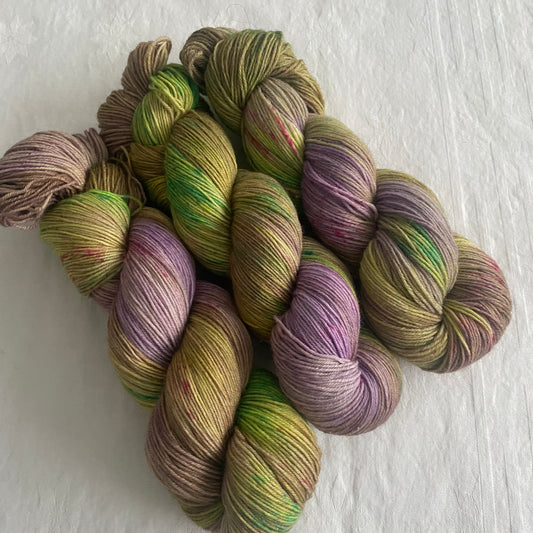Handgefärbte Sockenwolle 4-fach.