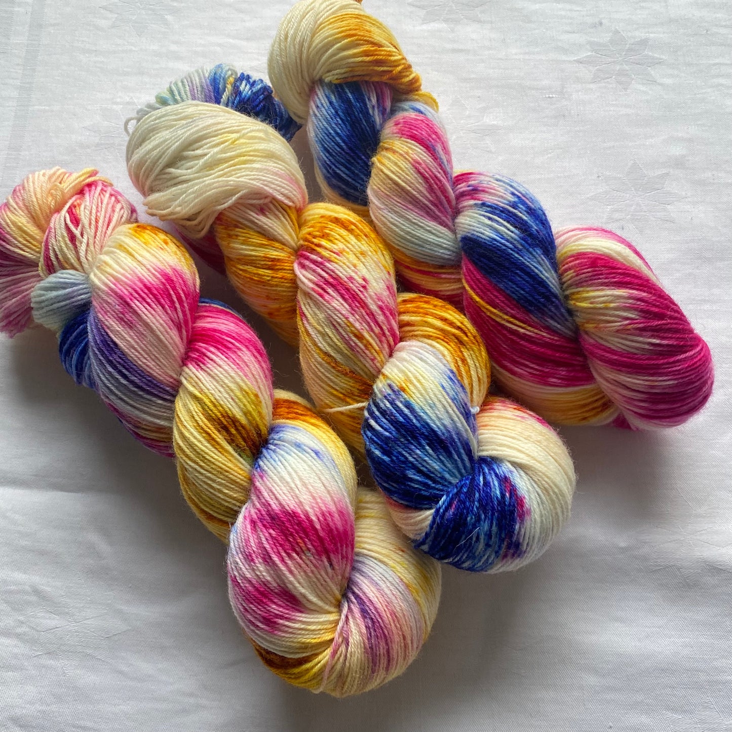 Handgefärbte  Sockenwolle 4-fach.