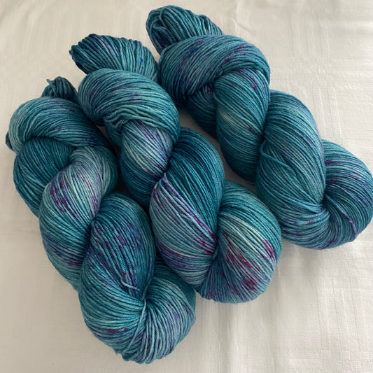 Handgefärbte  Sockenwolle 6-fach.