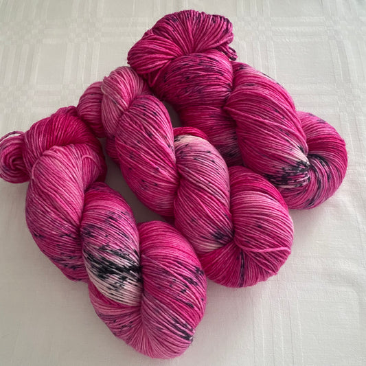 Handgefärbte  Sockenwolle 6-fach.